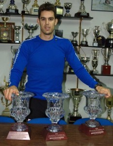 Javier Rodriguez, entrenador del Club Piragüismo en el salón de trofeos // www.aranjuezytu.com
